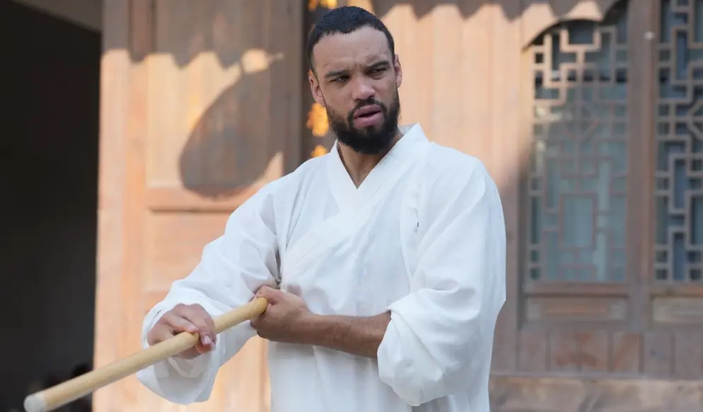 ▲鳳凰城太陽隊前鋒狄龍（Dillon Brooks）休賽季造訪中國武當山，身披白袍跟隨武術師傅學習長劍與棍術，畫面反差極大引爆熱議。（圖／翻攝自鳳凰城太陽官方社群）