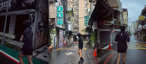 ▲金武烈包緊緊穿梭赤峰街。（圖／IG@m00ut）