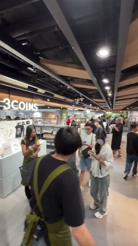 ▲3COINS台灣首店開幕前夕人氣爆棚，現場估計已有5、600人候位，有民眾抱怨領取整理券後仍需排隊，且入場時段顯示11:30至16:00，導致現場一度出現「到底要不要離開」的疑問。（圖／翻攝自Threads@3coins_tw）