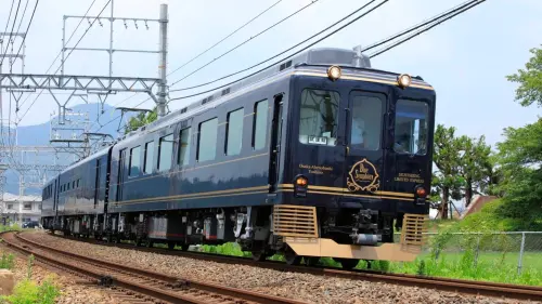▲探訪南奈良可從大阪阿部野橋站搭乘近鐵即可直達。也可以選擇近鐵觀光電車「蔚藍交響曲（Blue Symphony）」。（圖／翻攝畫面）