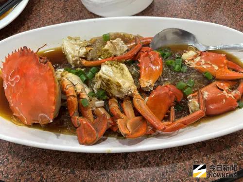 ▲「更加蒜香粉絲沙公」以生蒜、熟蒜及XO醬搭配清蒸，粉絲吸收蟹肉湯汁，讓海鮮甜味集中。（圖／記者金武鳳攝，2026.9.8)