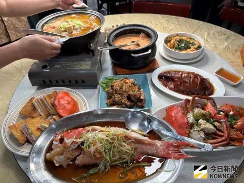 ▲秋蟹之外，餐廳也常態供應燒鵝及季節鮮魚，可以單點或合菜，價格親民，cp值超高。（圖／記者金武鳳攝，2026.9.8)