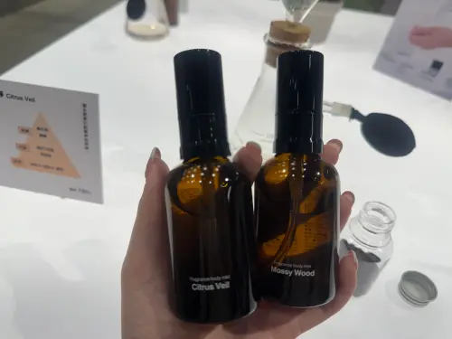 ▲無印良品「身體芬香噴霧」，以輕盈香氣提供日常使用，瓶身50ml方便隨身攜帶。（圖／記者鍾怡婷攝）