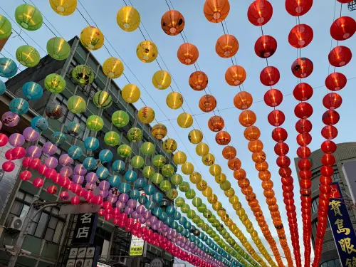 ▲苑裡市場普夜市即將於9月10日登場，現場一片燈籠海已經壟罩街道。（圖／苑裡慈和宮）