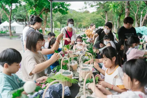 ▲台北動保教育月活動特別走出動物之家，移師至大湖公園的陽光草皮舉行，還安排了手作小工坊等體驗活動。（圖／台北動保處）