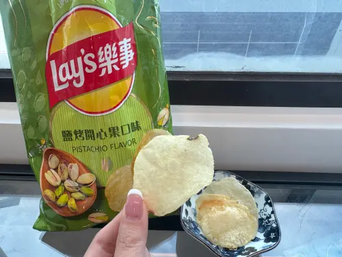 ▲入口就能感受到相當濃郁的開心果香氣，整體風味還原度高，甚至比先前爆紅的榴槤口味更有記憶點。（圖／記者鍾怡婷攝）