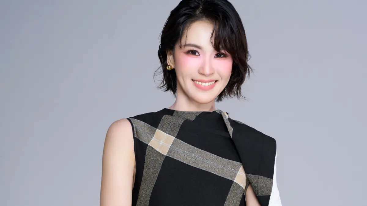 ▲曾沛慈（如圖）在《乘風2026》中奪下年度總冠軍C位，昨推出全新單曲〈眼淚KTV〉，特別邀請「寶蓮組」三位好姐妹王霏霏、孟佳、徐夢潔為歌曲驚喜獻聲。曾沛慈幽默地說這是一首含「驚」量超高的歌曲，希望可以成功洗腦大家。（圖／華研國際提供）