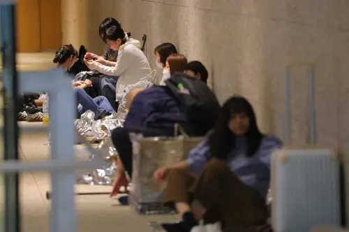 ▲名古屋暴雨重創交通運輸，不少民眾無法返家只能在臨時設施中過夜。（圖／美聯社／達志影像）