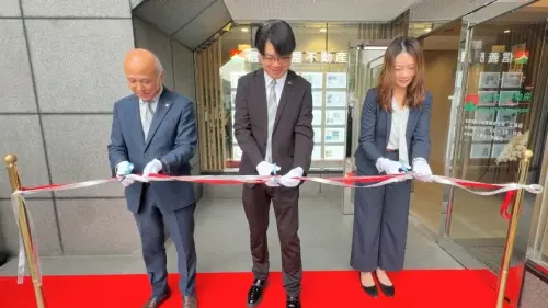 ▲信義房屋不動產株式會社於東京設立第二家路面店三田店，由信義企業集團關係企業處副總經理信泓浚（中）、社長何偉宏（左）及店經理李佳蓉剪下綵帶象徵正式開幕。（圖／信義房屋）