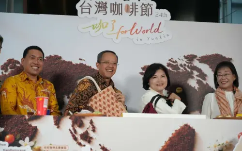 ▲縣府與駐台北印尼經濟貿易代表處各自分享咖啡素材再利用的永續工藝。（圖／雲林縣府提供）
