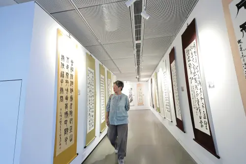 ▲展場以「海洋文化、歷史記憶、書藝傳承」為主軸，將書法藝術、城市歷史與數位科技緊密串聯。（圖／基隆市文化觀光局提供）