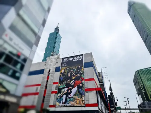 ▲台北信義區昨天突然出現《Stray Kids World Tour》超巨型視覺看板，瞬間掀起一波熱議，讓台北場期待值持續飆升，如今正式宣布世界巡迴年底唱進台北。（圖／理想國提供）