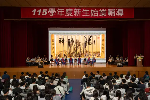 嶺東科大AI迎新 519吋智慧電視牆融入拜師禮
