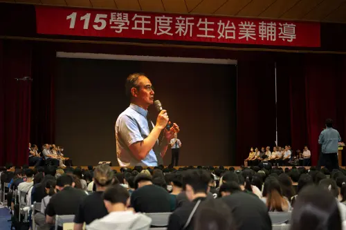 ▲陳仁龍校長致詞歡迎及期勉新嶺東人，透過大型螢幕及現場即時轉播，（圖／嶺東科大提供）