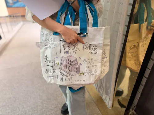 ▲立法委員徐巧芯今揪7立委率團訪美，她還特別準備5個簽滿縣市長候選人和立法院長韓國瑜、台中市長盧秀燕的袋子要送給僑胞。（圖／記者蘇柏銓攝）