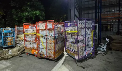 ▲9 月 2 日在中壢高鐵南路四段某私人倉庫門口，突然憑空多出了 3 台裝滿來路不明包裹的籠車。（圖／中壢警分局）