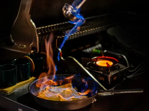 ▲「法式焰遇BBQ」現場更安排 French Flambé Crêpe 法式火焰薄餅秀，以火焰展演增添中秋夜的視覺亮點。（圖／高雄英迪格酒店提供）