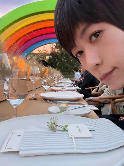 ▲阿信現身蘋果發表會前的私人晚宴，同場還有許多名人貴賓，讓果粉期待主唱大人開箱新機。（圖／五月天 阿信臉書）