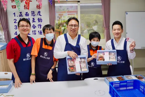 與何志偉互綁圍裙！黃世杰喊：支持庇護工場不能只是口號

