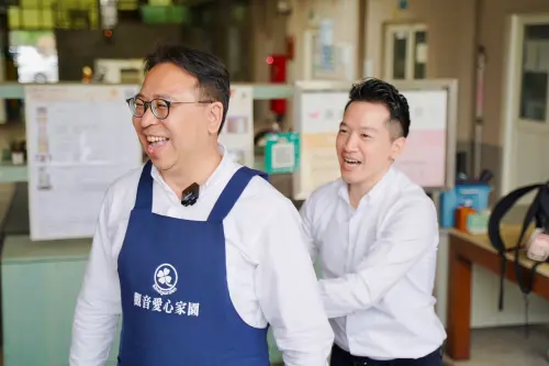 ▲黃世杰與何志偉一同前往觀音愛心家園參訪。（圖／黃世杰辦公室提供）