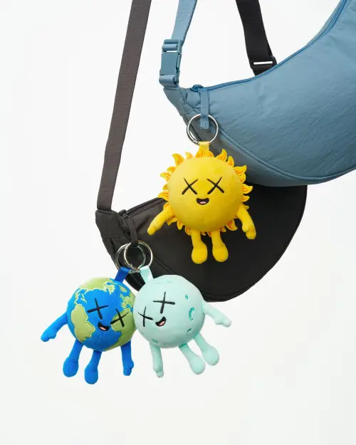 ▲UNIQLO KAWS 2026首度亮相XX眼地球、月亮、太陽全新角色。（圖／UNIQLO uniqlo.com）