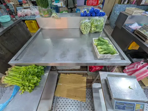 ▲新莊公有市場資深菜販廖炯程今（9）日發文分享，早上六點多就空蕩蕩的攤位景象，這種「無菜可賣」的情況，在市場真的不多見。（圖／廖炯程臉書）