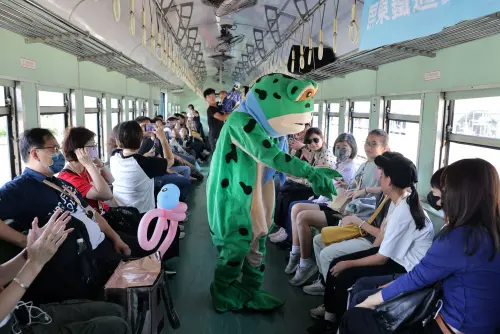 ▲邀請地方創作者、藝術家及表演團隊登車，分享地方故事與文化特色。（圖／屏東縣府）