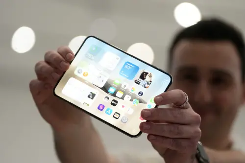 ▲蘋果發表會登場,首款摺疊機iPhone Duo亮相。(圖/美聯社/達志影像) ▲蘋果發表會登場,首款摺疊機iPhone Duo亮相。(圖/美聯社/達志影像)