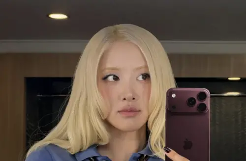 ▲BLACKPINK成員Rosé曬出手持iPhone 18 Pro自拍照，手機已成為社群身分與流行符號。（圖／翻攝自IG@roses_are_rosie）