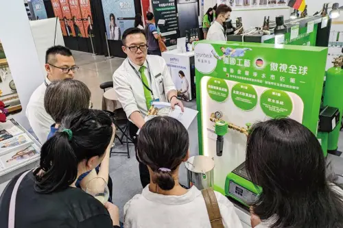 ▲世磊實業以世界頂尖淨水設備結合專業規劃顧問團隊，現場全力協助消費者評估適合的用水配置。（圖／為世磊實業展覽資料照片）