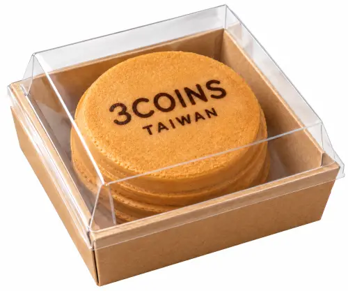 ▲9 月 12 日開幕當日前 50 名完成消費的顧客，即可免費獲贈 3COINS Logo 車輪餅乙份。（圖／3COINS 提供）