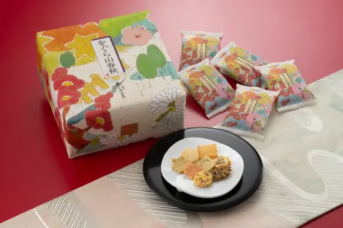 ▲小倉山莊招牌「小倉山春秋」禮盒，一次涵蓋 8 種風味米菓，為節慶送禮熱門選擇。（圖／品牌提供）