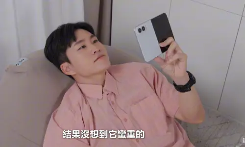▲Joeman說他覺得iPhone Duo最大缺點就是機身太重。（圖／Joeman YouTube）