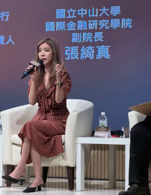 Orina Chang discusses Taiwan's financial sector at a forum. (LinkedIn, Orina Chang)