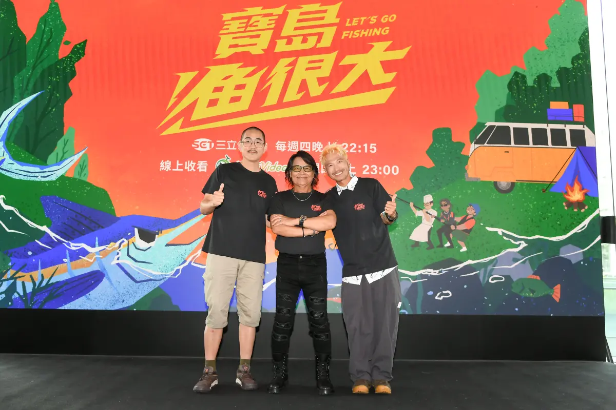 ▲沈文程（中）睽違11年重返《寶島漁很大》，與KID（右）、ELI（左）組成全新主持陣容，沈文程曾在花蓮溪邊意外落水，消息卻被誇大成「落海身亡」。（圖／三立提供）