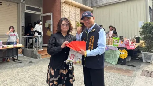 ▲辜保源（右）代表協會捐款給弱勢團體。（圖／高雄市三民區保源鼎盛關懷弱勢社區發展協會提供）