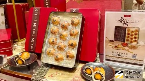 ▲「松子蛋黃酥」傳統豆沙餡口感飽滿鬆軟，融合鹹香蛋黃與烘烤至酥香的外皮，層層堆疊出豐富口感，鹹甜滋味恰到好處，令人回味再三。（圖／記者陳美嘉攝）