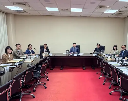 見卓揆燦笑合影　王惠美發文標註陳素月：建設不分黨派一棒接一棒