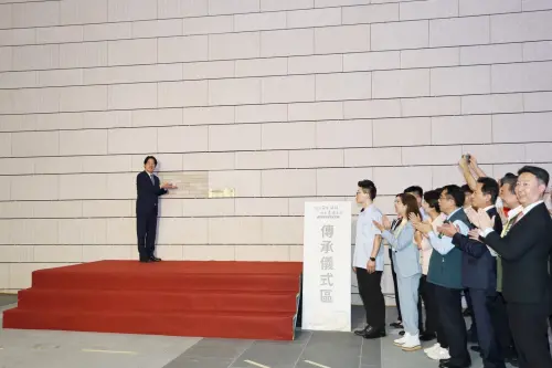 ▲ 揭牌典禮當中，賴清德將一塊「古蹟車站仿製磁磚」嵌入中央預留位置，象徵傳承以及新舊車站融合設計。（圖／南市府提供）
