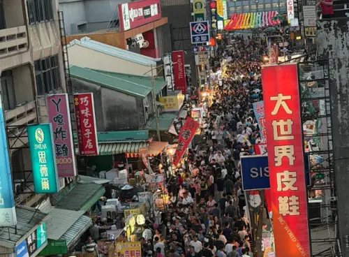 苑裡「鬼門關夜市」萬人擠爆！震撼空拍照曝光　激似《神隱少女》
