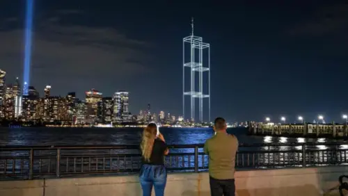 911襲擊滿25周年！2977架無人機重現雙子塔　點亮夜空悼念罹難者