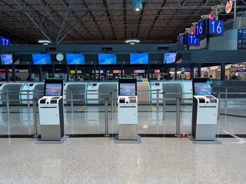 ▲中秋及教師節連續假期旅客眾多，機場公司呼籲旅客多使用自助報到、自助行李托運等服務，可加快報到流程。（圖／桃機公司提供）