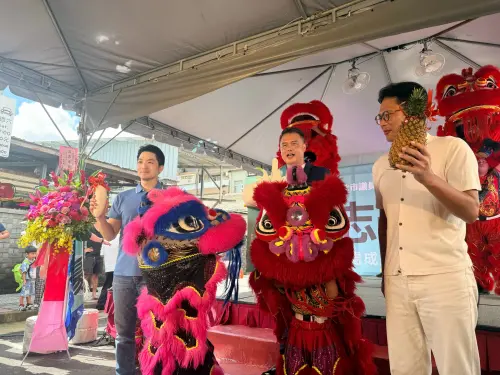 蔣萬安首度替白小雞站台！合體黃國昌喊：兄弟一起攜手打拚