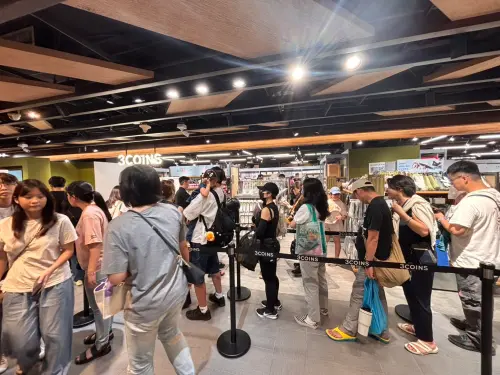 直擊／3COINS開幕首日人潮炸裂！一路排到3樓　 進場結帳時間實測