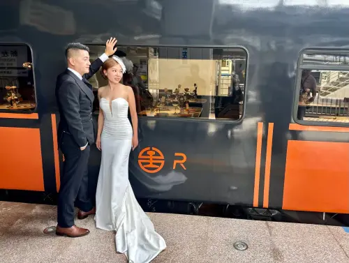 婚宴不只在飯店辦！台鐵「鳴日廚房」化身婚禮列車　總經理親送車