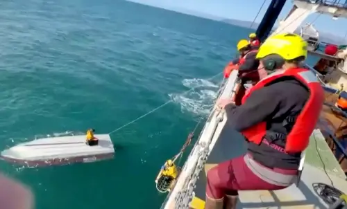 影／冰冷白令海上翻船！15歲少年漂流數日奇蹟獲救　哥哥表哥罹難