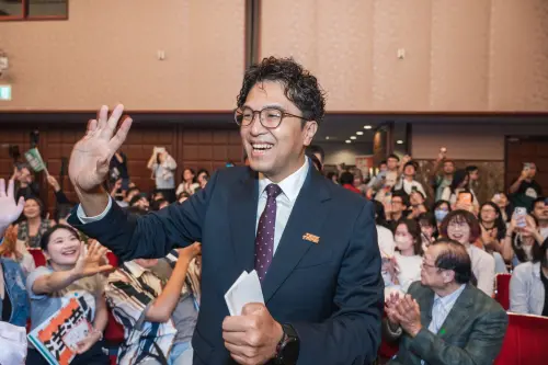 「像極2018韓流！」他見沈伯洋公館掃街驚呆：黃仁勳也沒這樣人潮