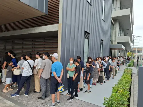 ▲宇土市政府外湧入許多災區民眾引領期盼台南果汁。（圖／南市府提供）