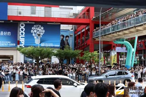 ▲今天下午A11前擠爆1500名粉絲，都是為了池昌旭而來。（圖／記者嚴俊強攝）