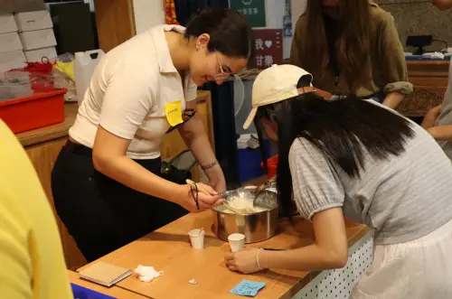 Participants make tofu together. (TDDA)